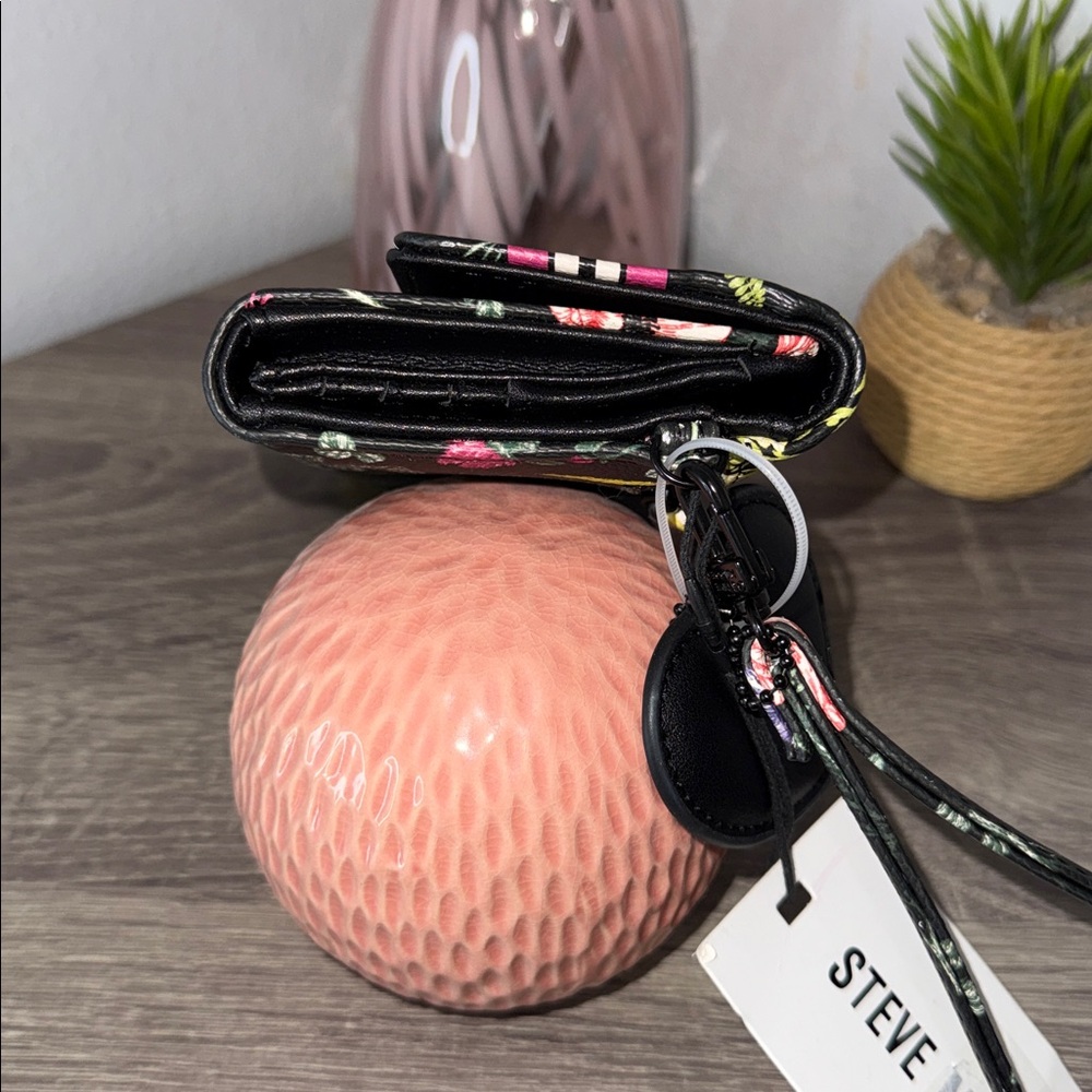 Steve Madden Bkrissy Black Floral Trifold Wristlet - Picture 10 of 14